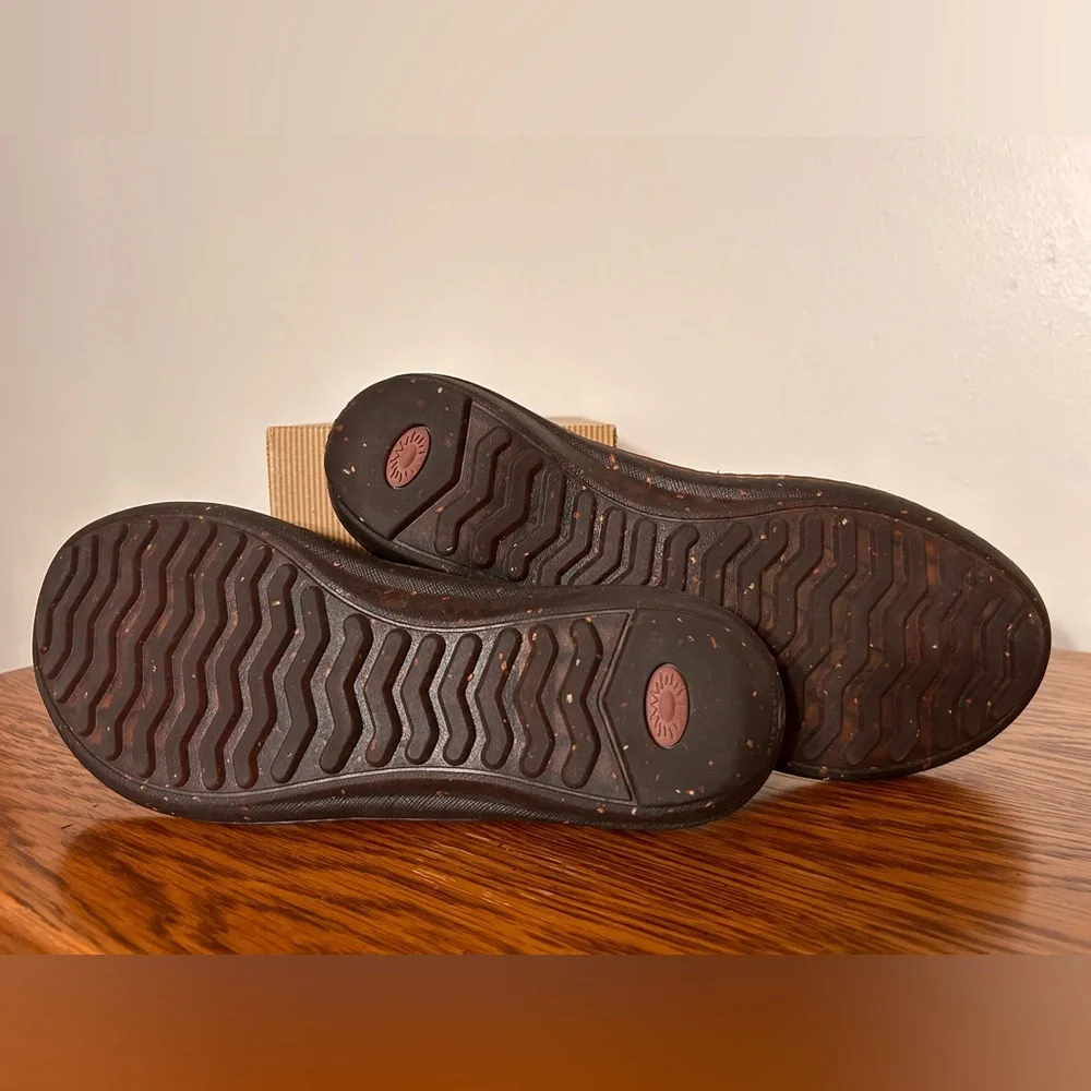 Very gently worn Ugg Women’s Thong Sandals. In original box. Size 9. - Picture 3 of 4